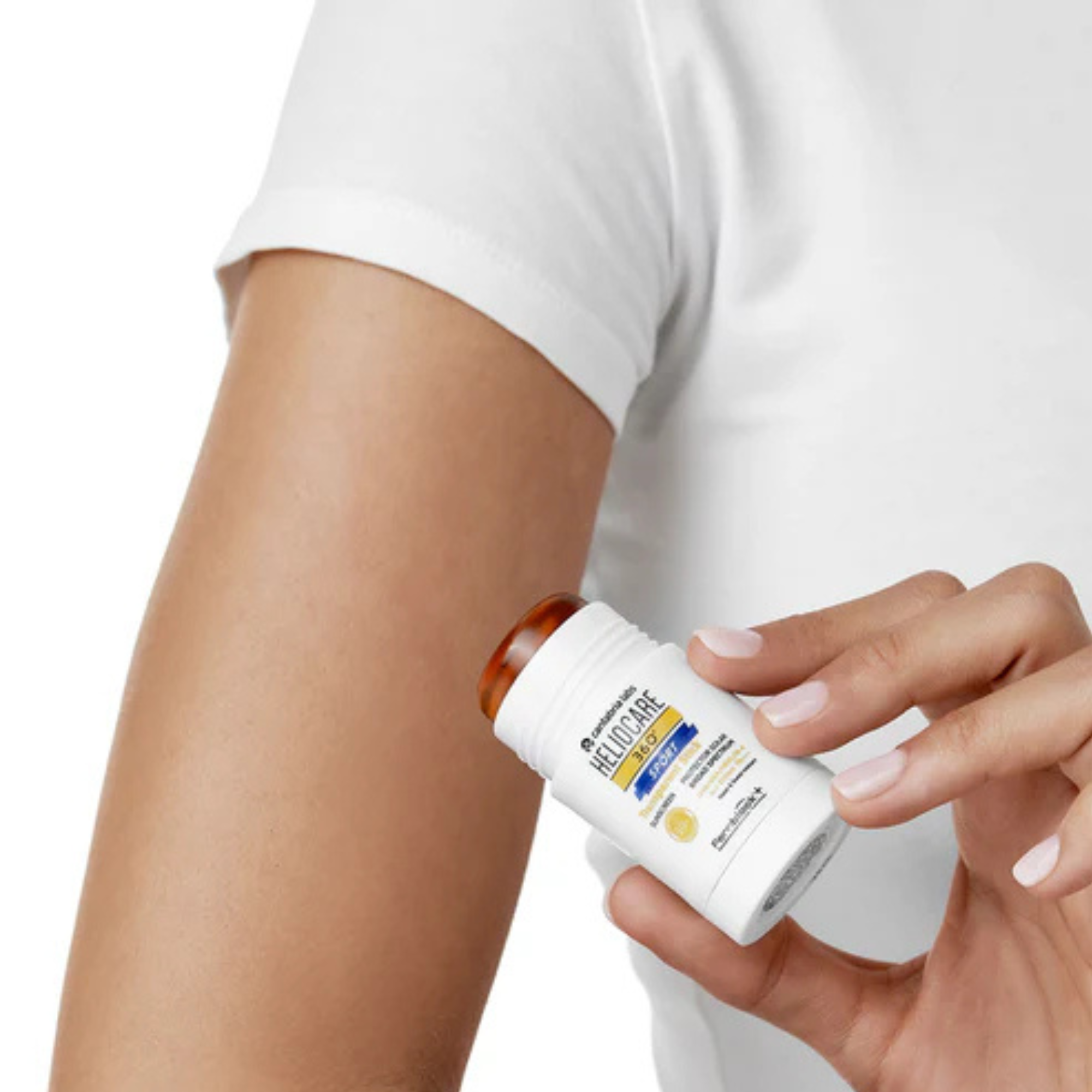 HELIOCARE 360° SPORT Transparent Stick SPF50+ hand image